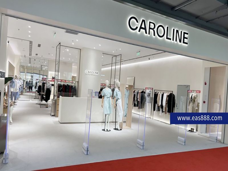 Le magasin de vêtements CAROLINE installe l'antivol pour vêtements Cubic Beauty AM9800