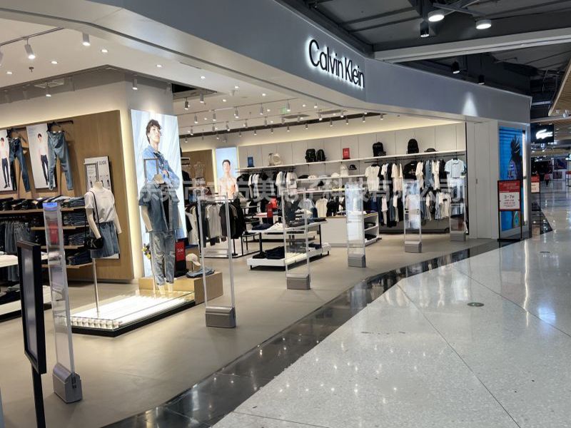 Le magasin de vêtements Calvin Klein installe l'antidémarrage de vêtements Cubic Beauty AM7806