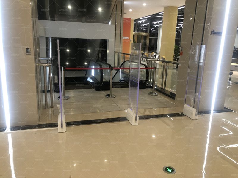 La place de vie de source d'achat de commerce électronique transfrontalier de Wuhan a installé un dispositif antivol de centre commercial de beauté cubique