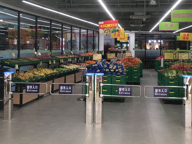 Les chaînes de supermarchés installent une porte battante verticale pour supermarché américain