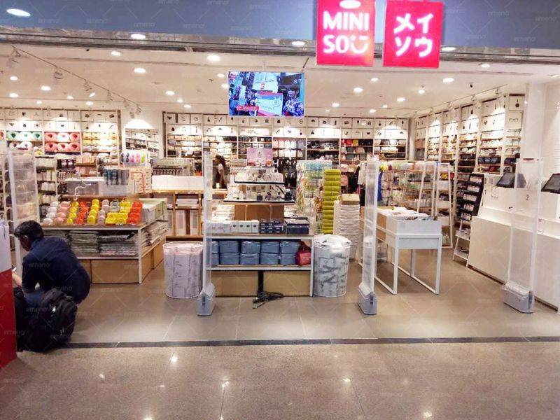 La boutique MINISO installe la porte de sécurité CuboM AM7806