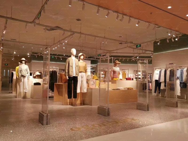 Le magasin de la marque de vêtements « Nordic Moment » a installé un dispositif antivol pour vêtements AM6808