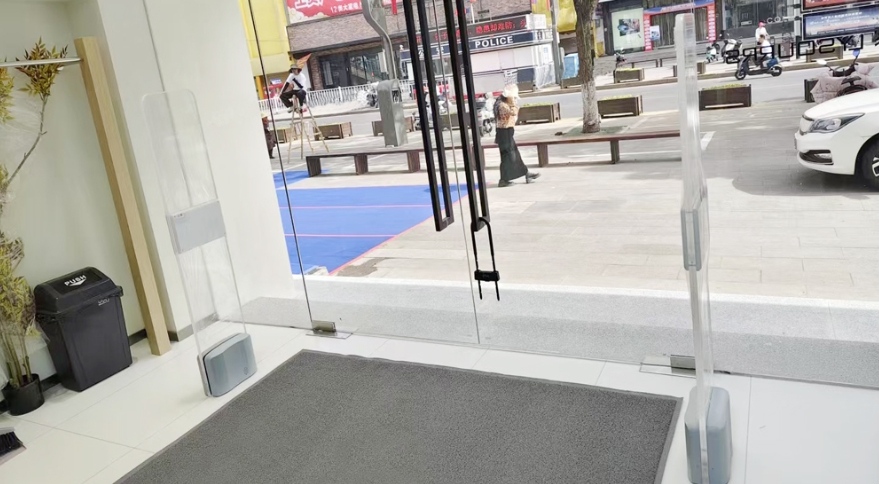 AM&RFID double fréquence : sécurité intelligente pour le secteur de la vente au détail de vêtements.