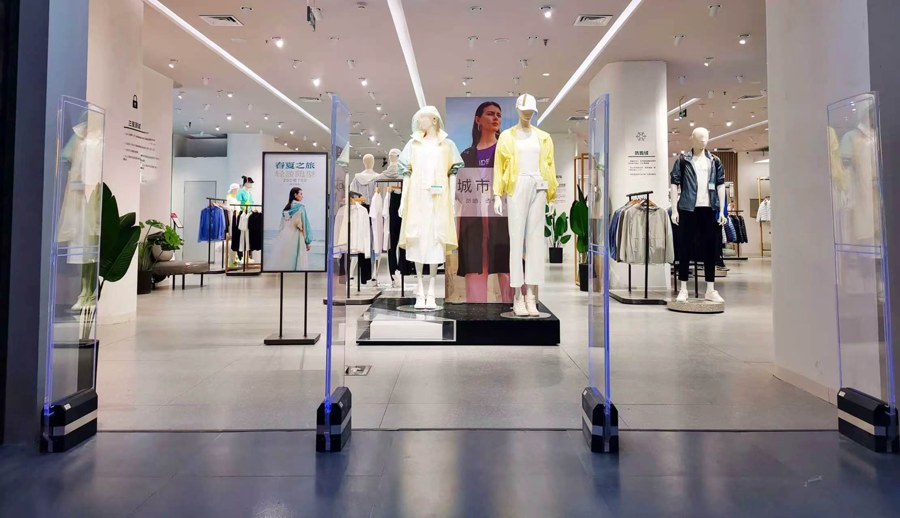 La solution EAS de Li Fangmei Technology aide les marques de vêtements à réduire leurs pertes et à accroître leur efficacité. La plage de détection des étiquettes dures peut atteindre 3,0 mètres.